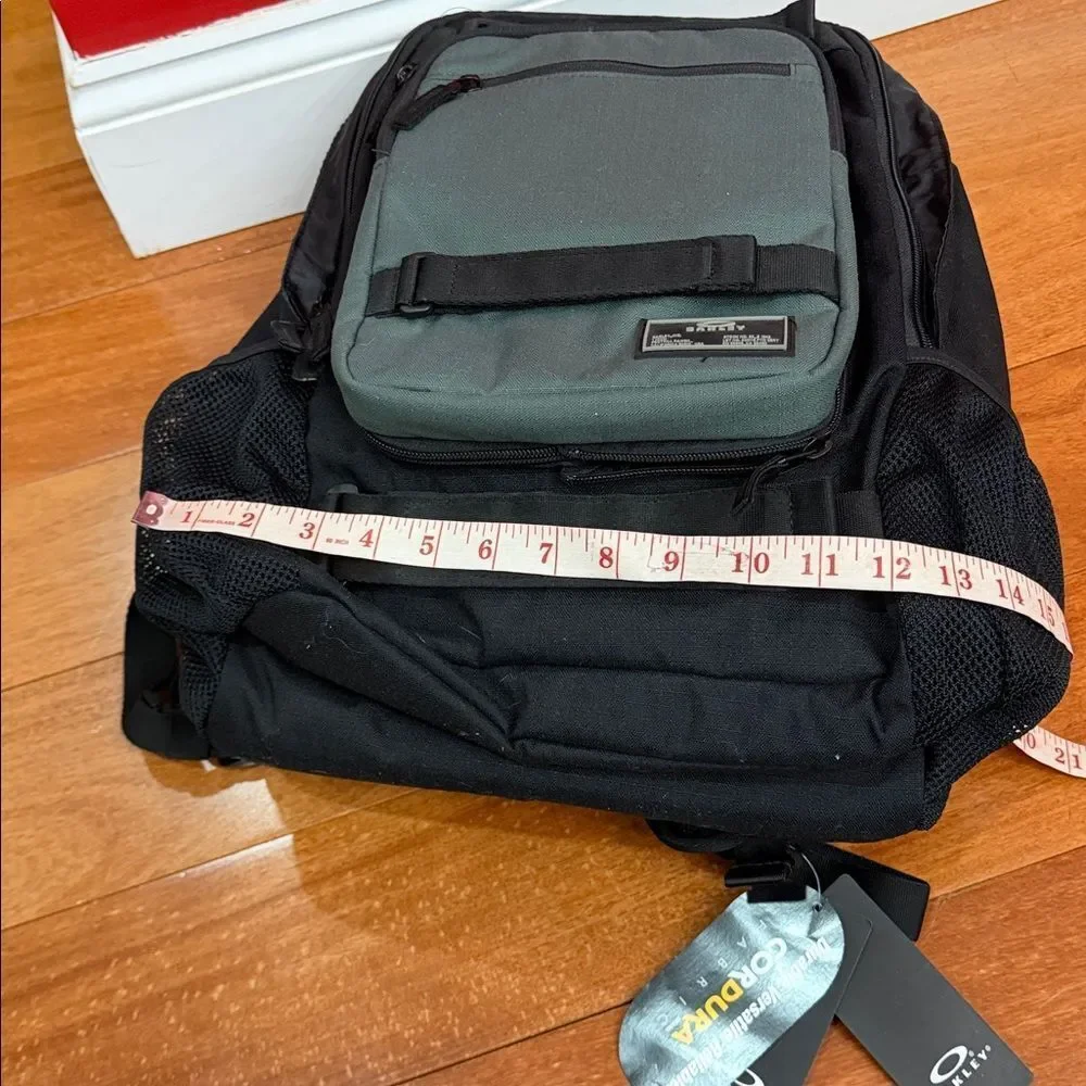 NWT Oakley Multifunctional Hydrolix Smart Backpack‎ detachable crossbody bag